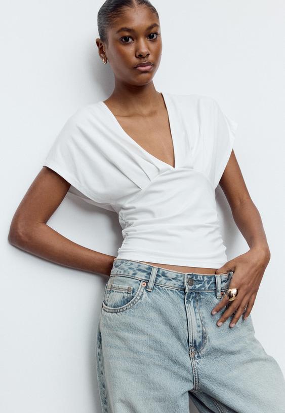 camiseta frunce escote pico