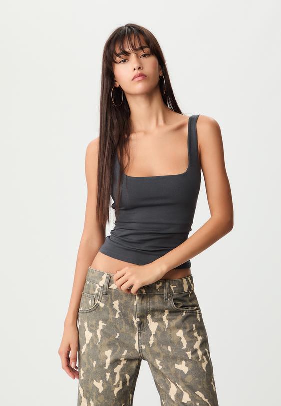 t shirt met bandjes en vierkante halslijn