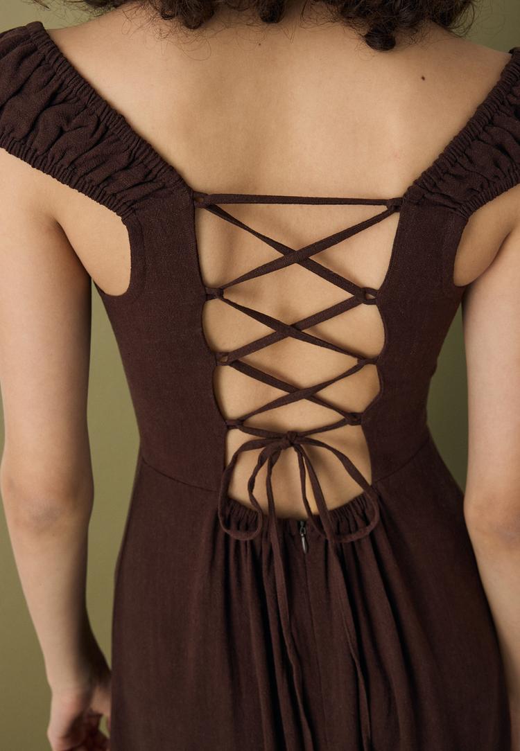 vloeiende midijurk met gekruiste rug van linnen