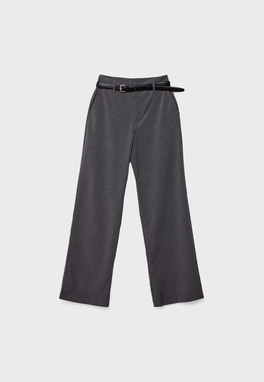 Fließende, gerade Stoffhose mit Gürtel
