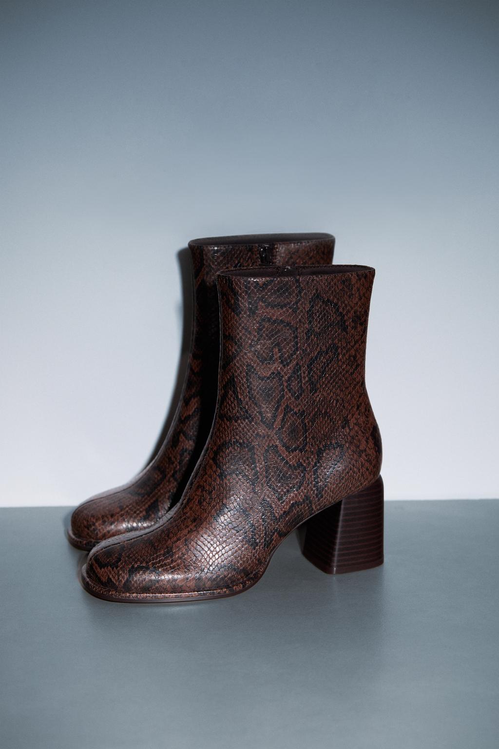 Stiefeletten mit Animalprint und Absatz