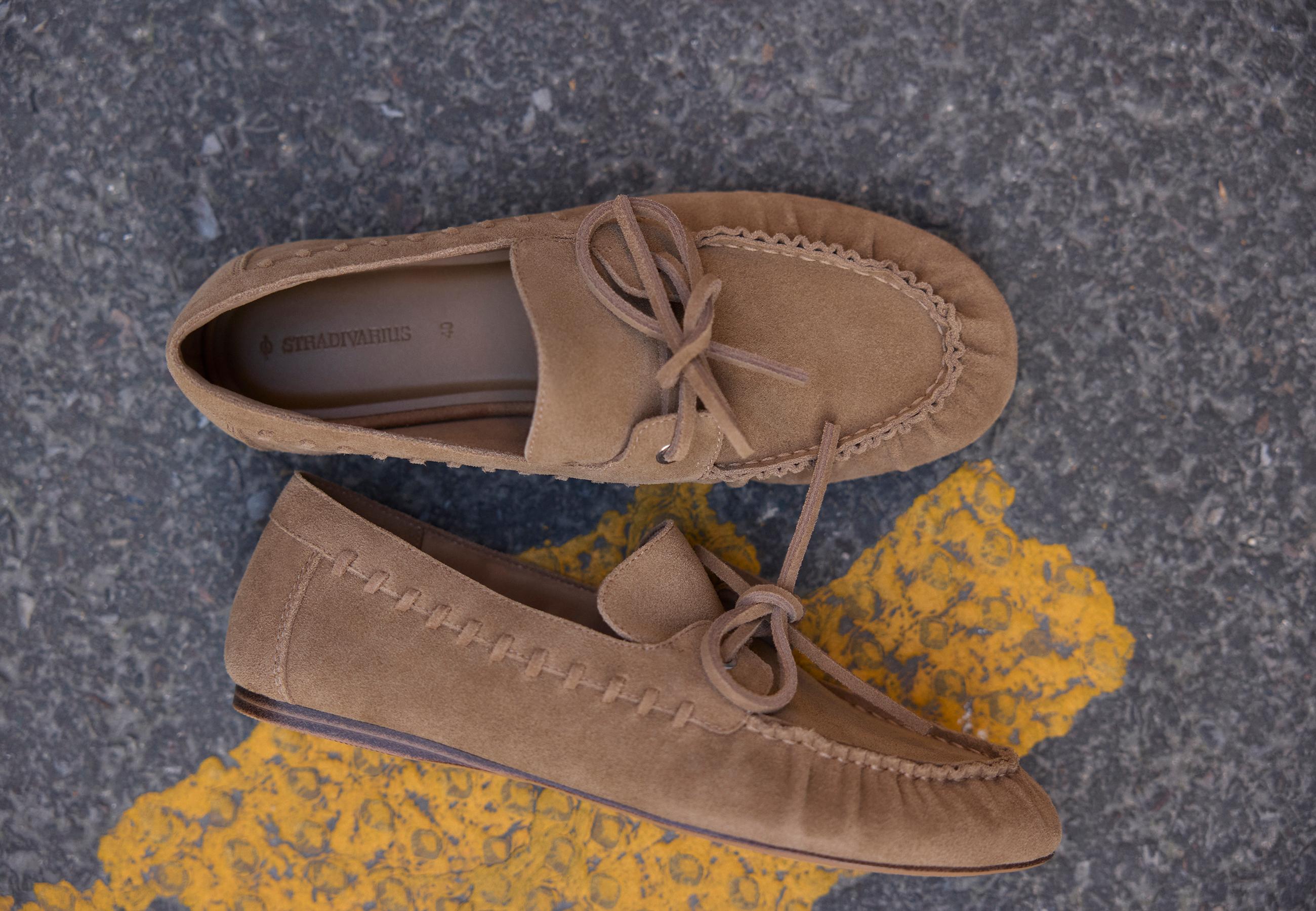 Leather boat shoes with bow — BEIGE