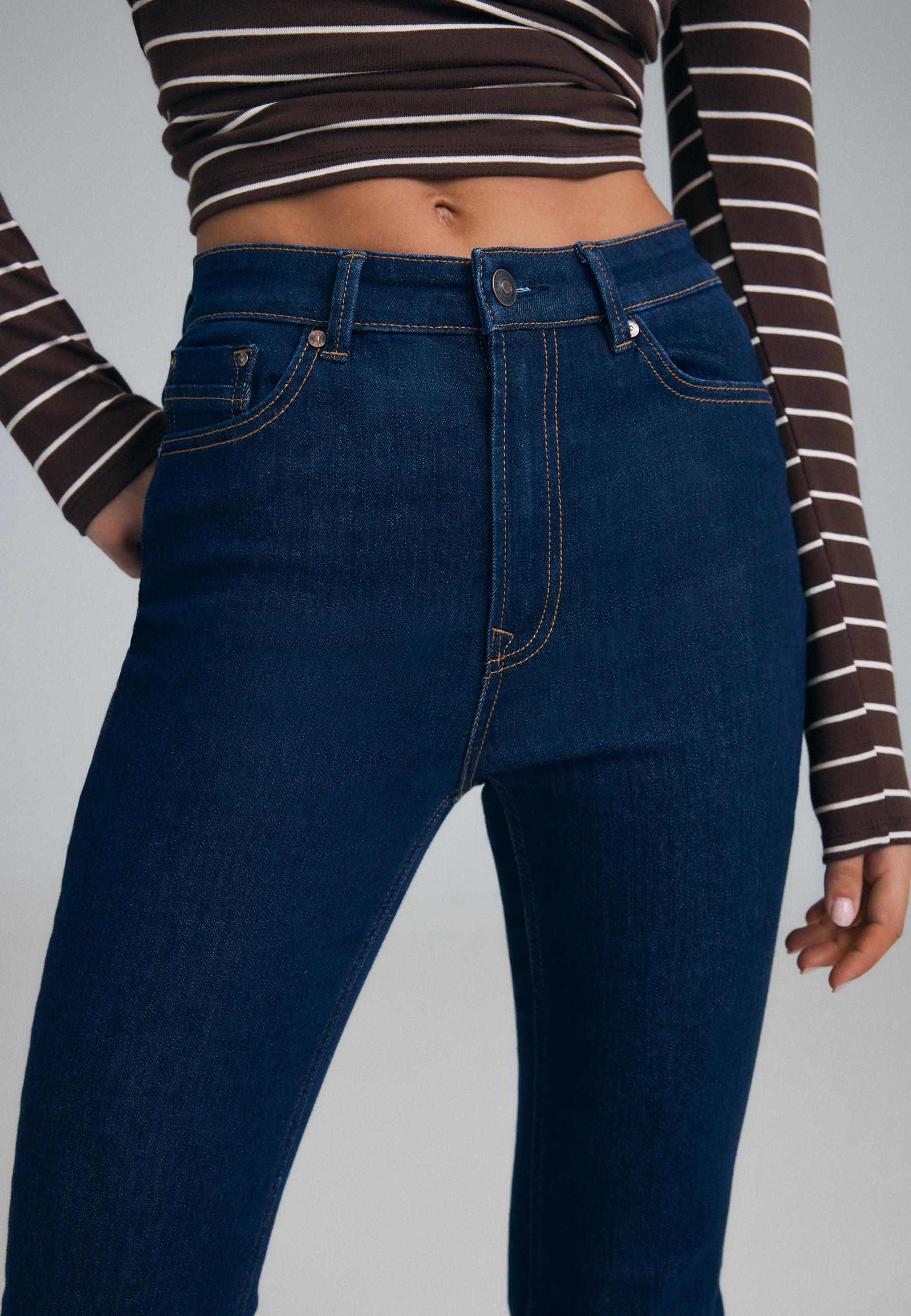 Stradivarius D74 yırtmaçlı çan paça jean