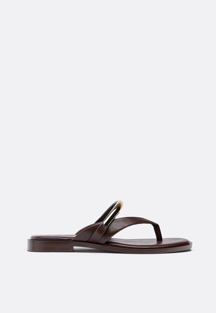 Stradivarius Φλατ Πέδιλα Thong Με Μεταλλική Λεπτομέρεια Καφέ 37