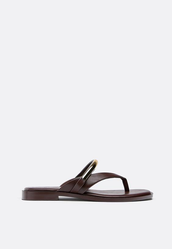 sandalias planas thong detalle metaleria