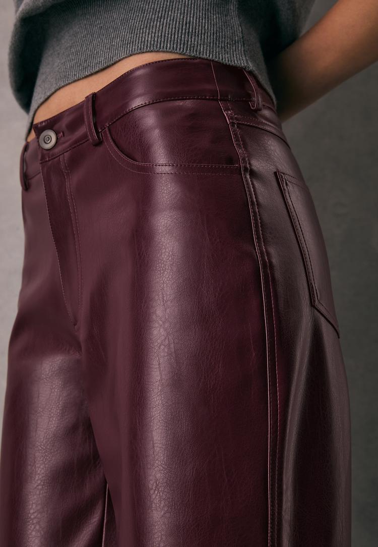 pantalon straight efecto piel textura
