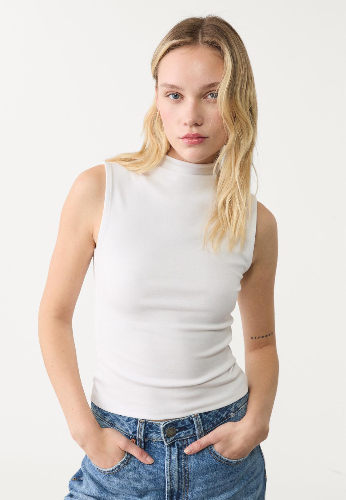 Basic fitted mock neck T-shirt Women's null Stradivarius
