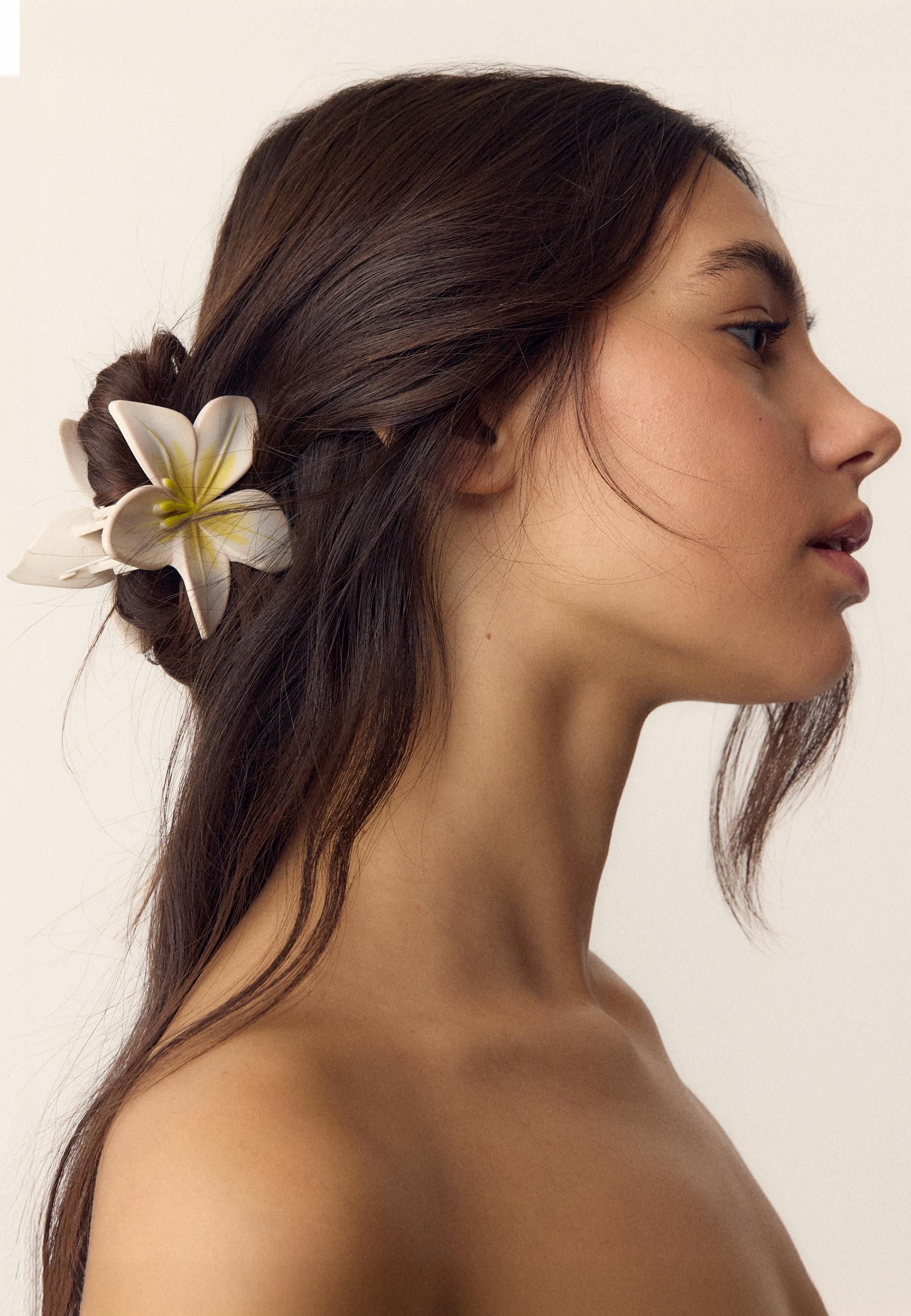 Flower clip — Ecru