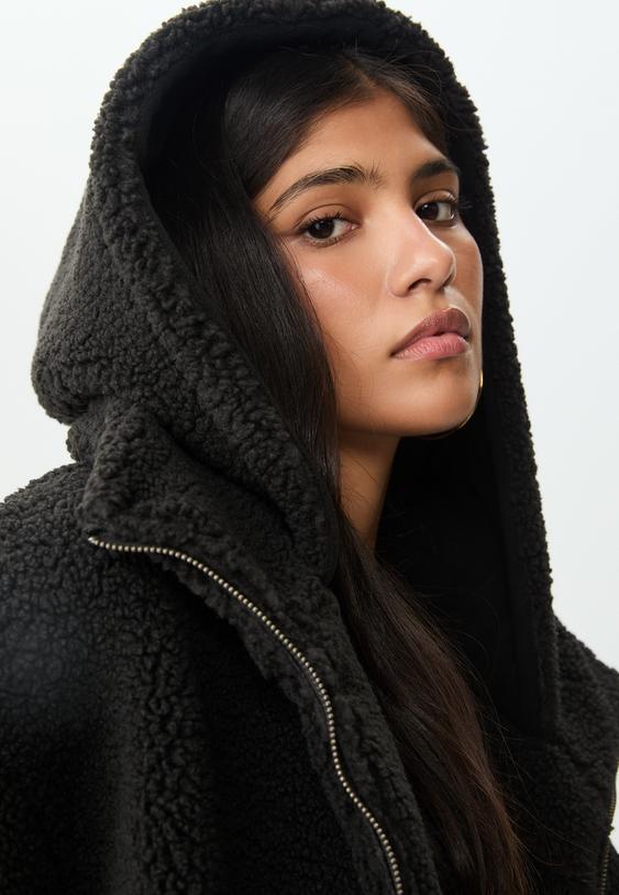 kurzer-mantel-im-lammfellimitat