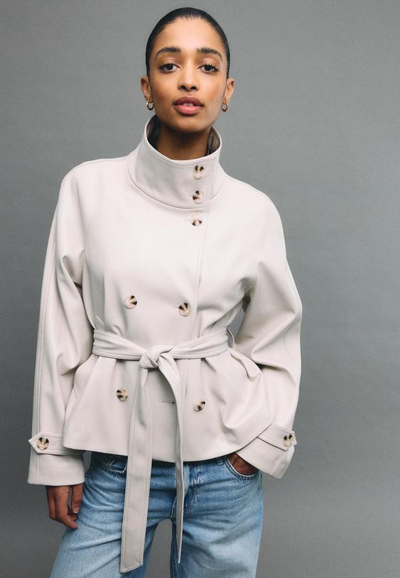 trench cuello alto efecto piel