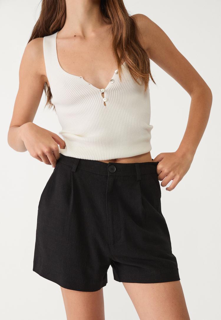 short fluido pliegues con lino