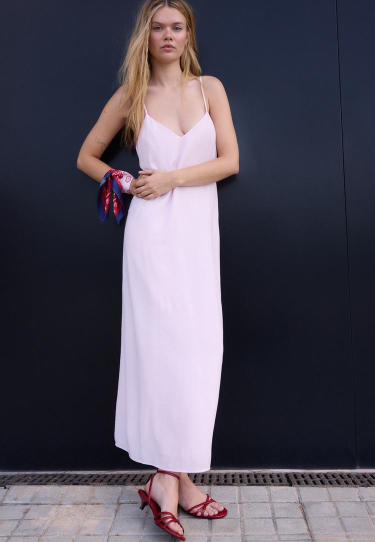 Stradivarius Ανάγλυφο Μίντι Φόρεμα Με Τιράντες Σάπιο Μήλο S