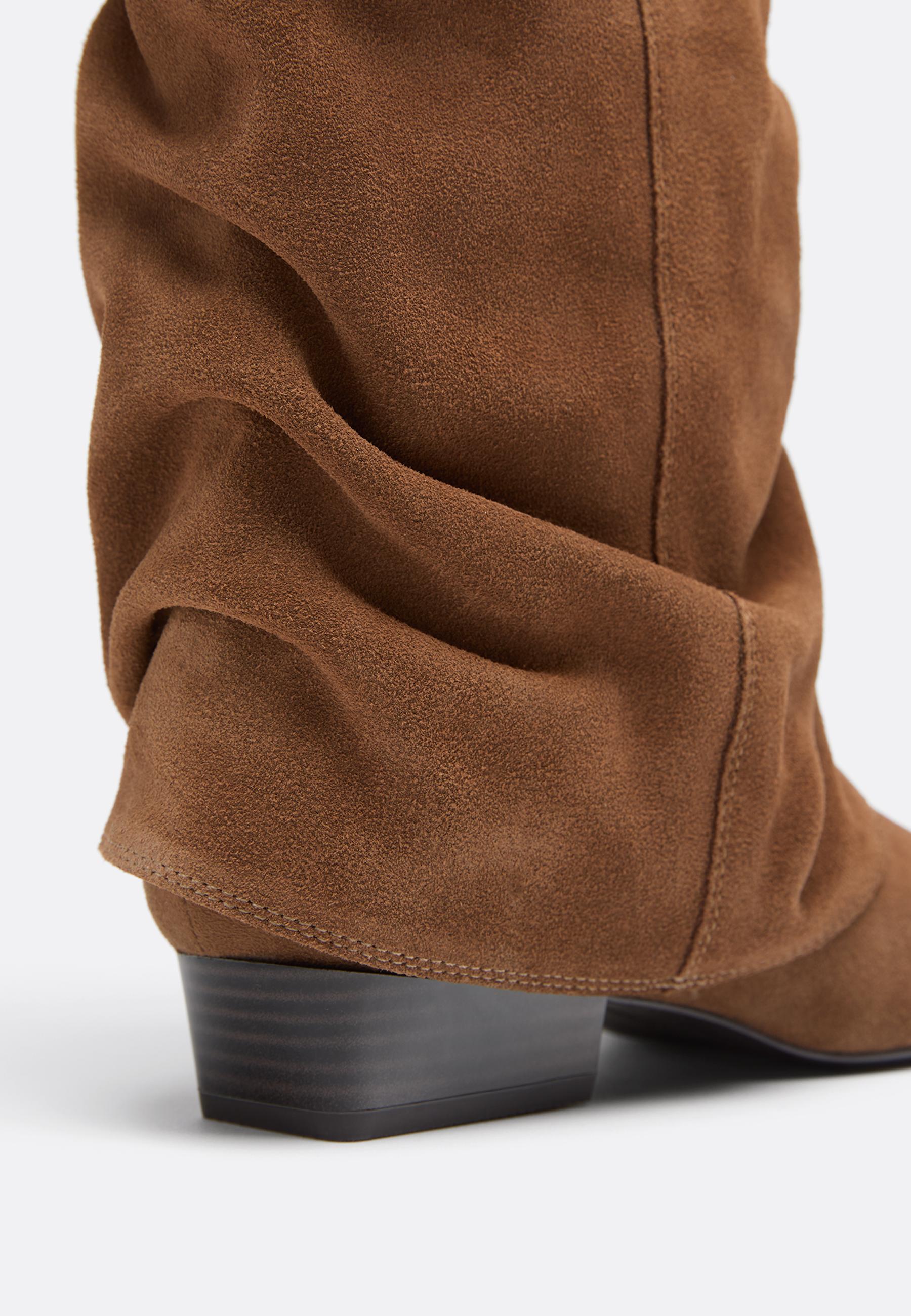 Flat leather slouchy joots — BEIGE