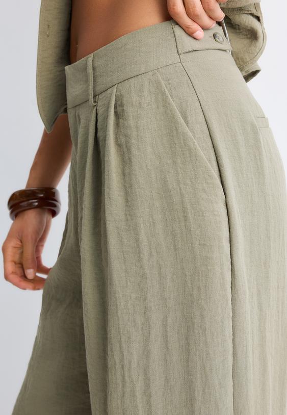 pantalon large rustique a boutons ajustables