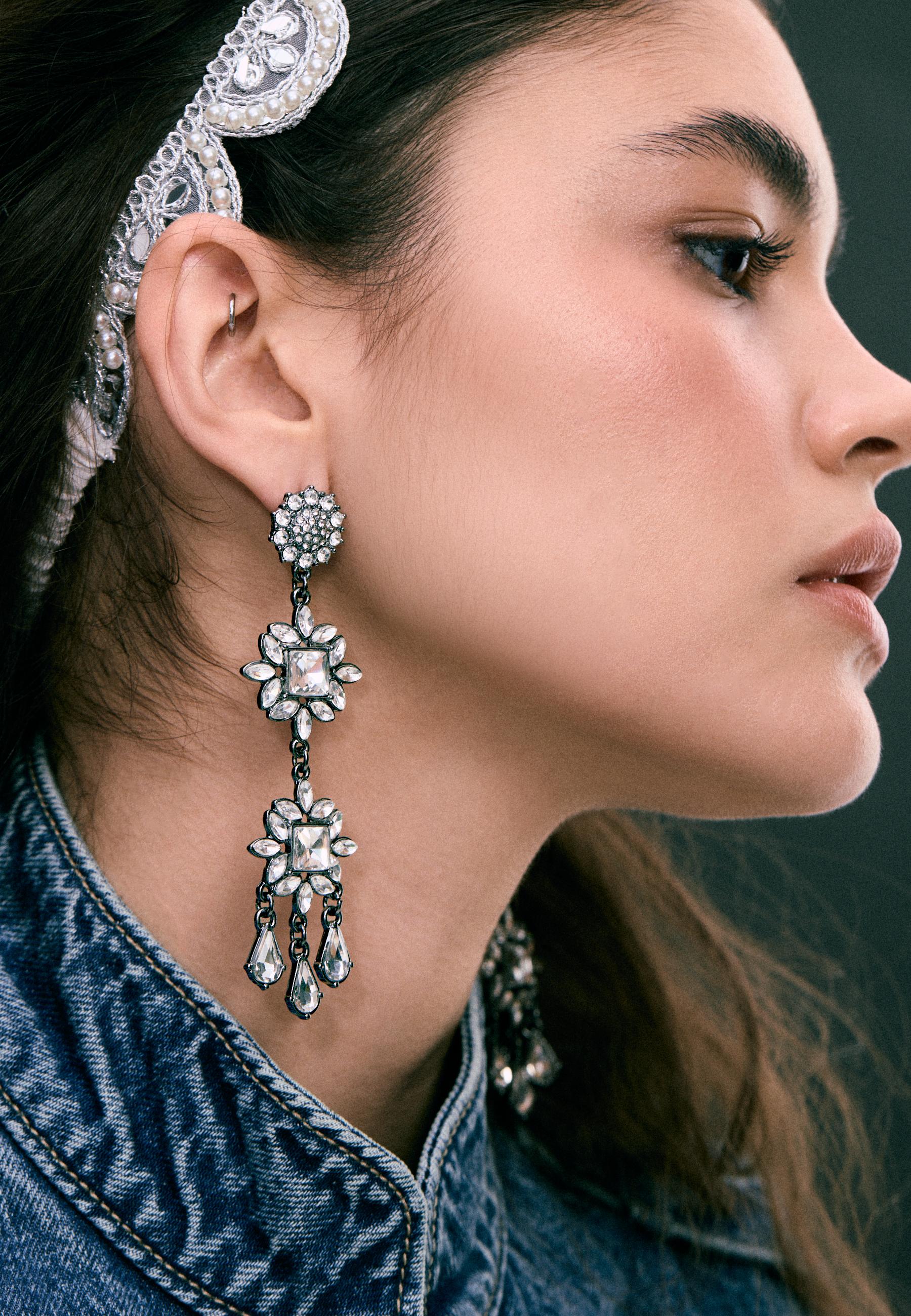 Long rhinestone drop earrings — Grey