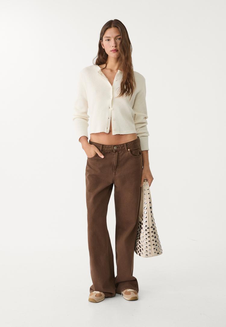 strickjacke-mit-knopfen-und-rippenmuster