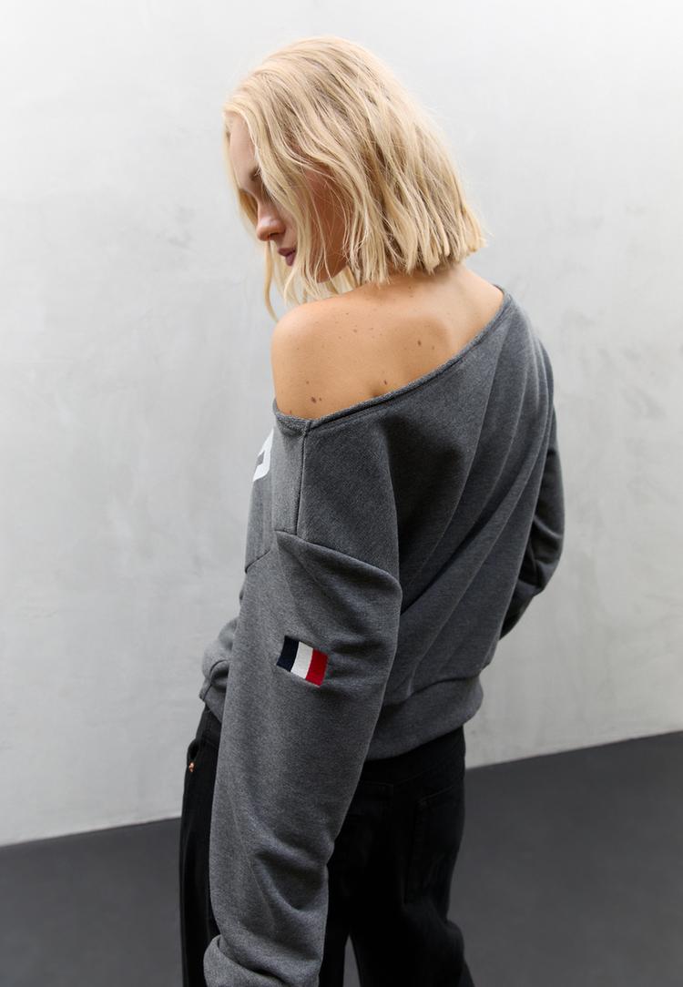 sweatshirt-mit-grafik-und-carmen-ausschnitt