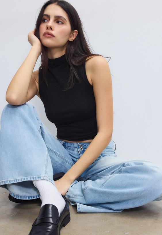 armelloses-shirt-mit-stehkragen