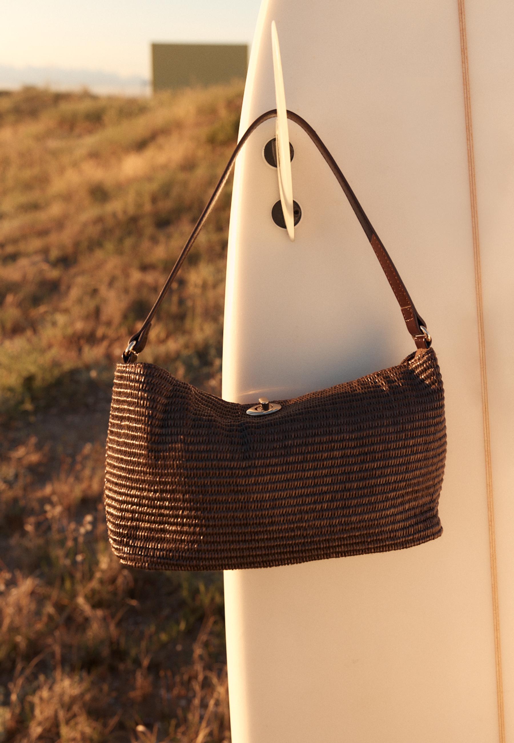 Crochet shoulder bag with metal fastening — Brown