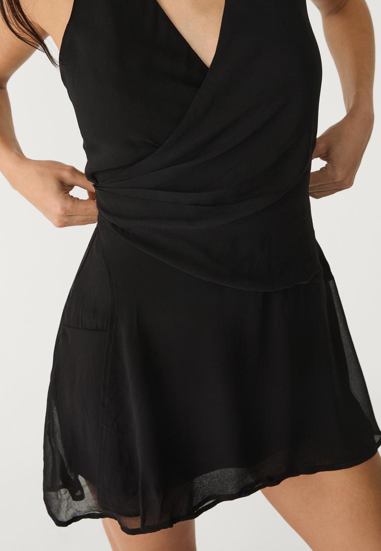 vestido fluido corto halter