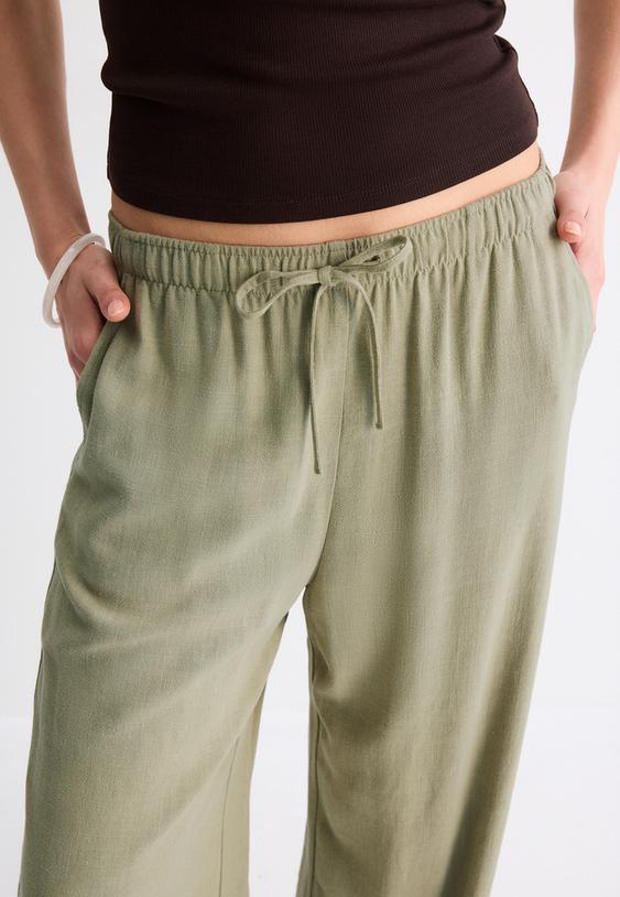 pantaloni fluidi effetto lino