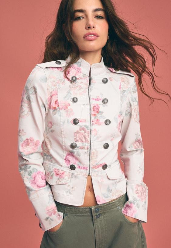 jacke-mit-knopfen-und-blumenmuster