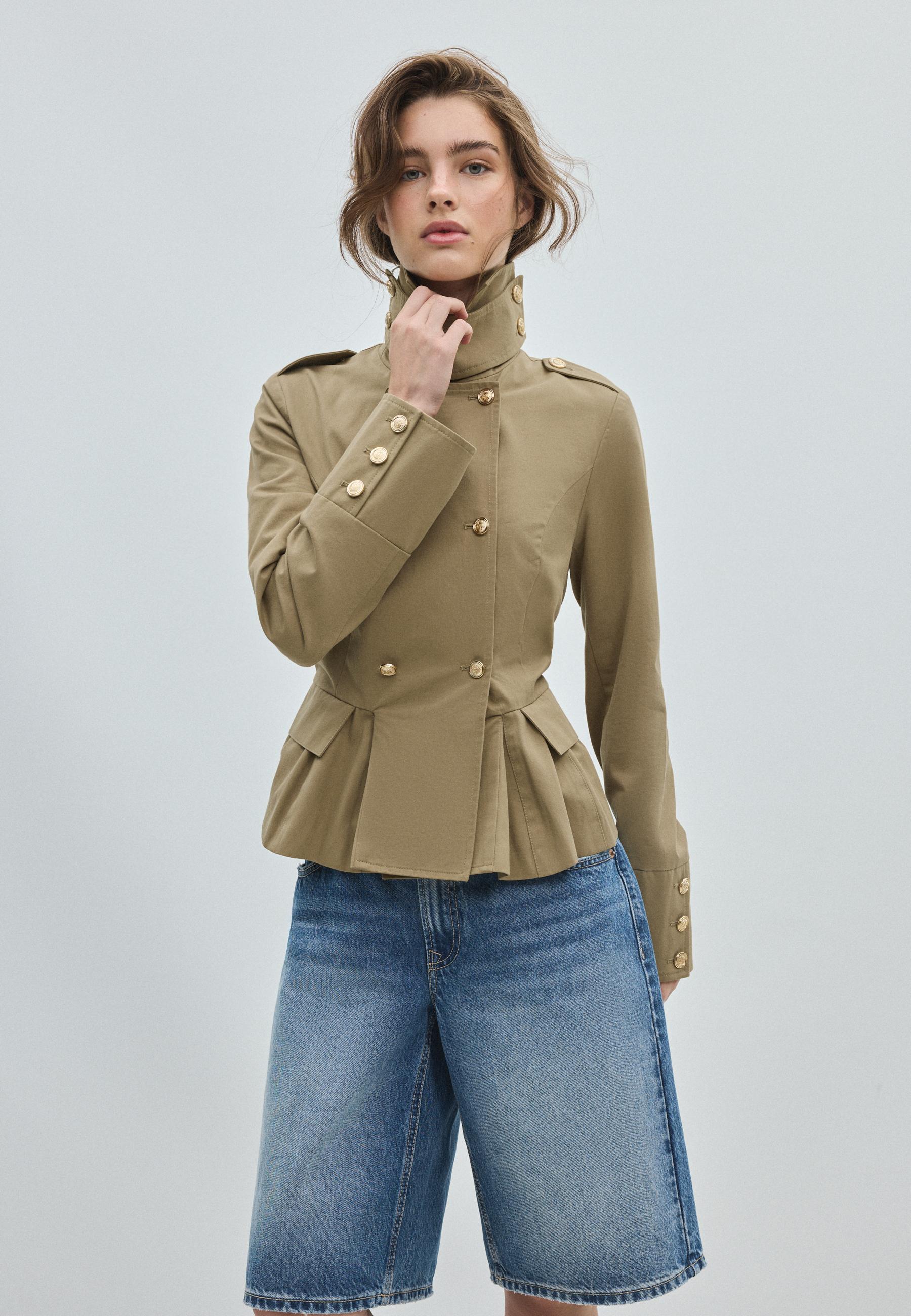 Fitted button-up blazer — Beige