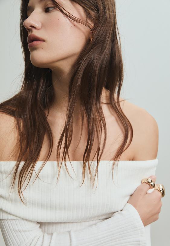 geruschtes-stricktshirt-mit-cutouts-an-den-schultern