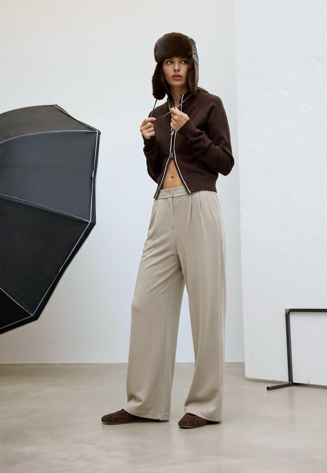 Soft-touch darted trousers — Beige