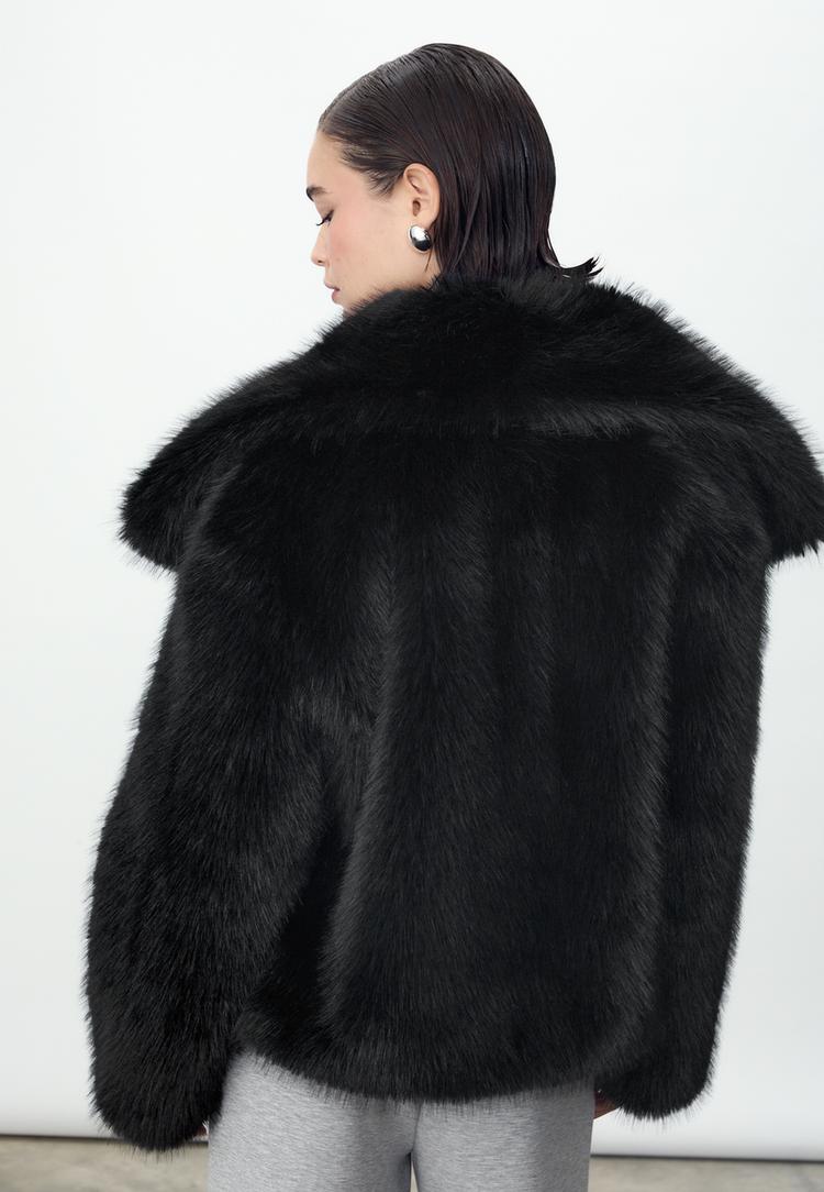 kurze-jacke-mit-kunstfell