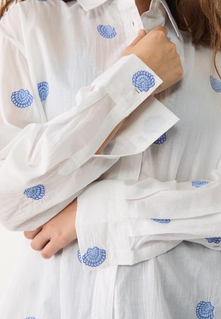 camisa fluida larga bordados concha