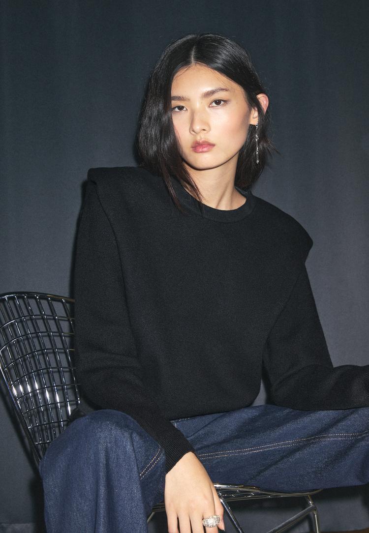 knitted jumper with padded shoulders l05106434