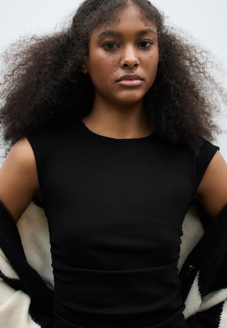 camiseta basica fitted fruncida