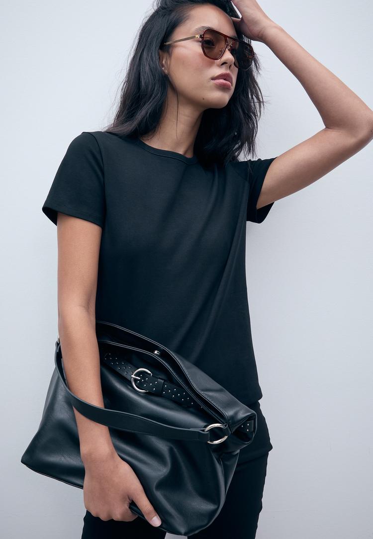 Stradivarius Τσάντα Με Λεπτομέρεια Ζώνης Και Τρουκς Μαύρο Os φωτογραφία