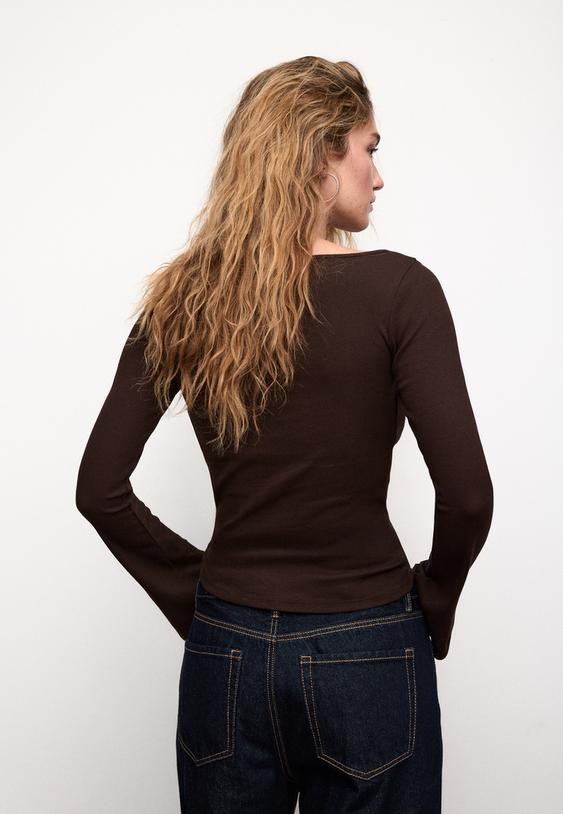 camiseta basica manga acampanada