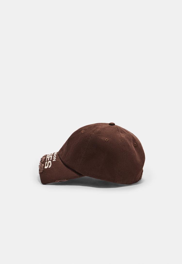 gorra detalle bordado
