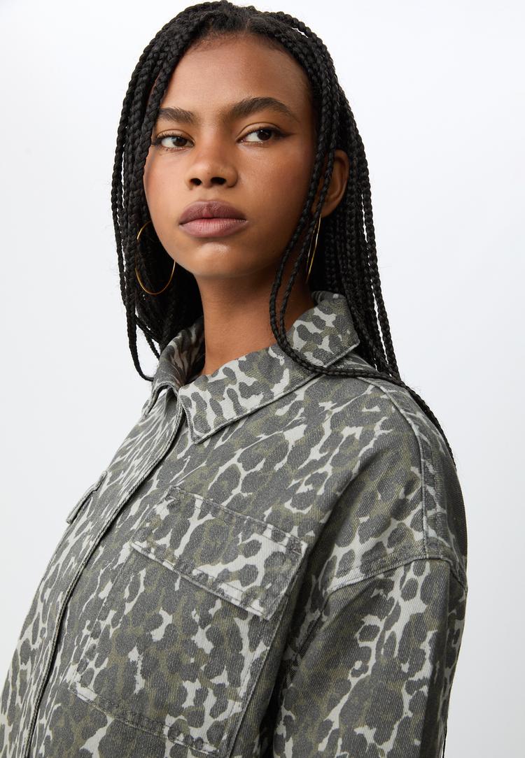 cazadora bolsillos animal print