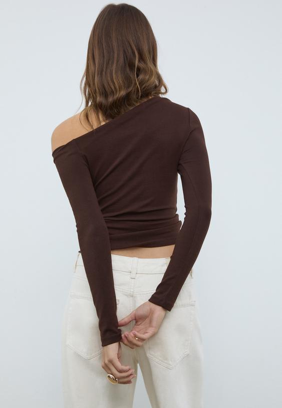 camiseta escote asimetrico