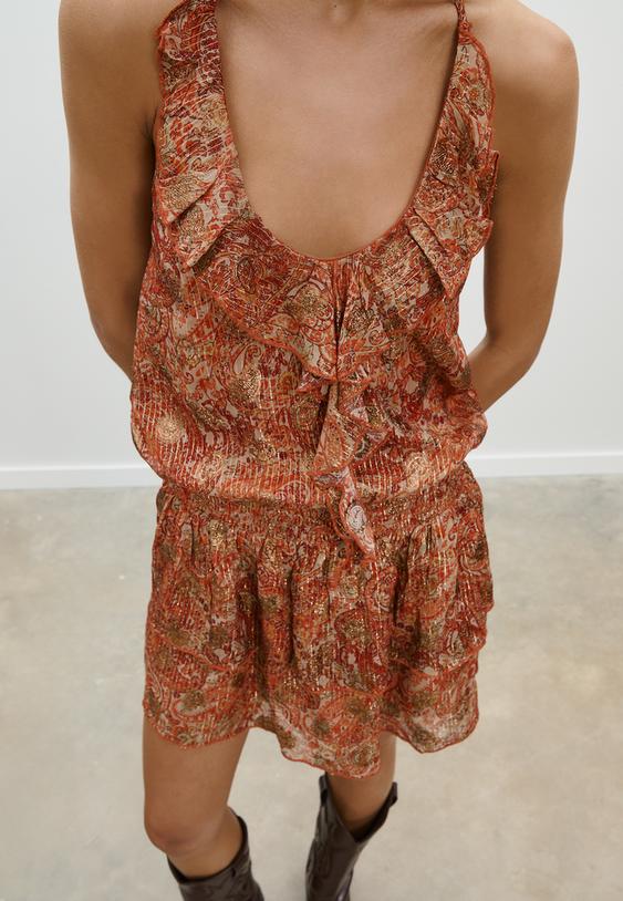 kort zwierig kleedje met paisley print en halternek