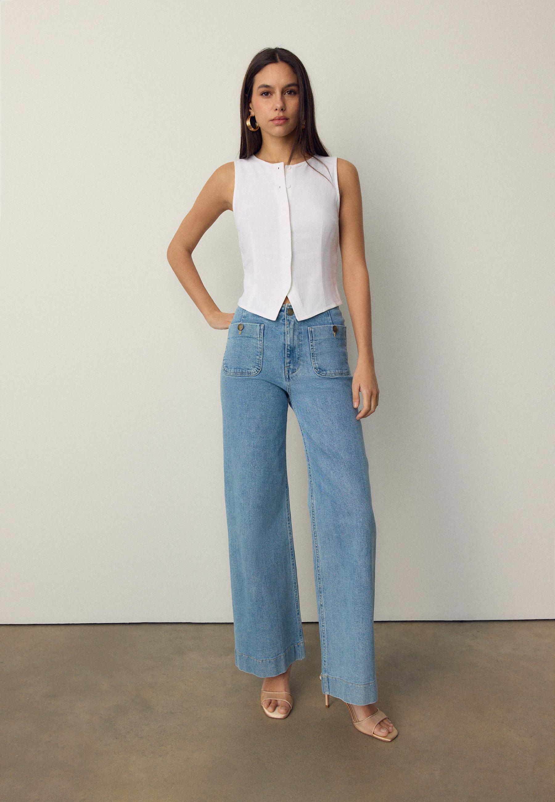 Sleeveless buttoned top — White