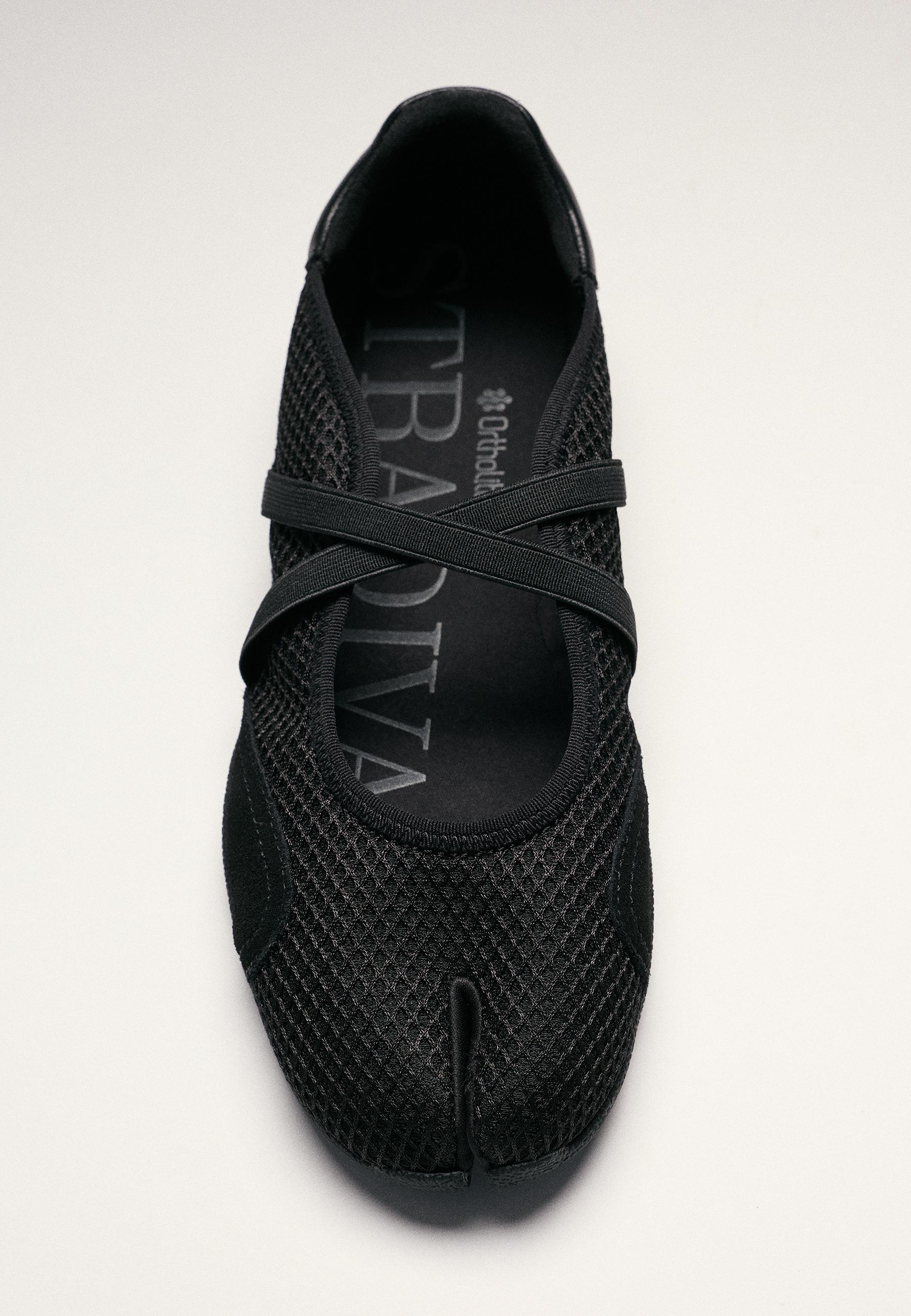 S032 Split-toe sneaker trainers — BLACK