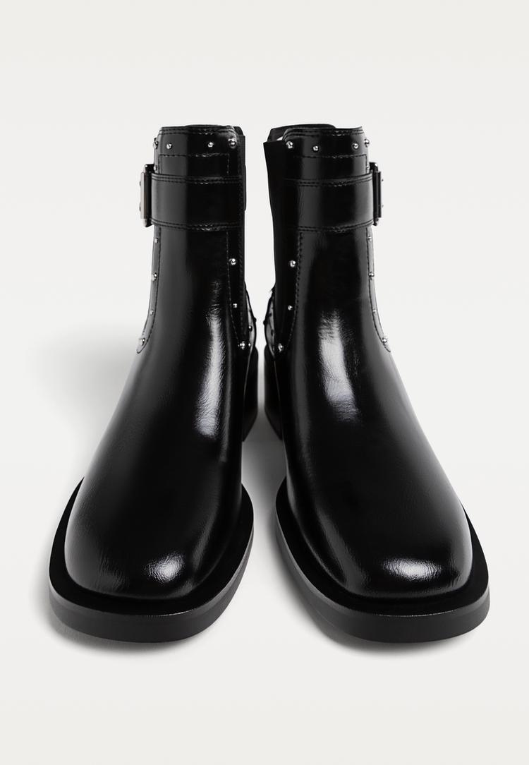 botines planos tachas