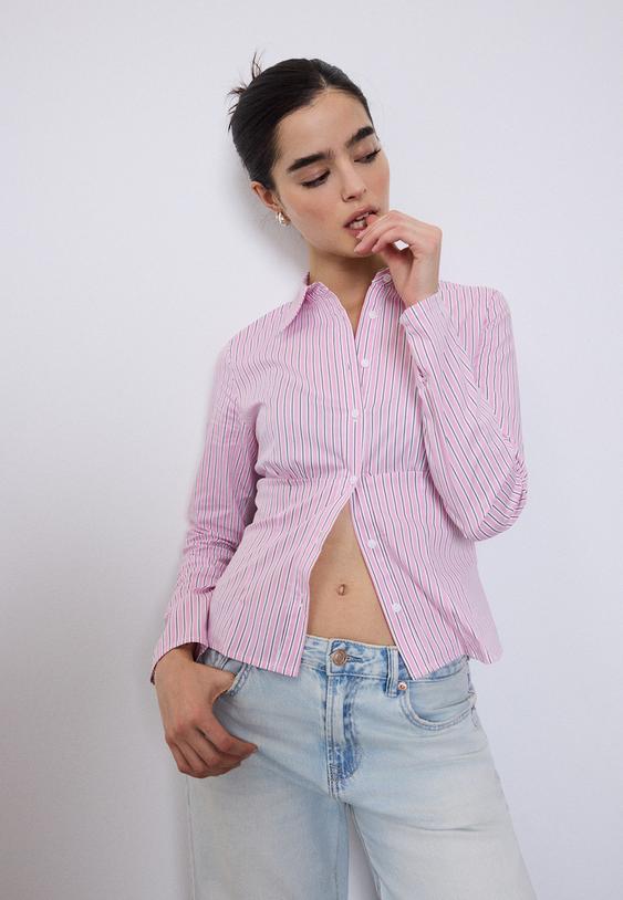 camicia aderente sotto il petto