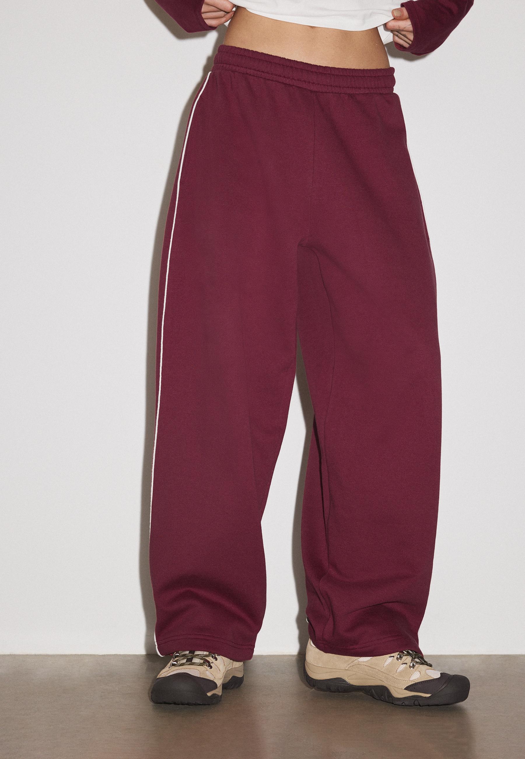 Plush joggers with piping and toggles — Dark red