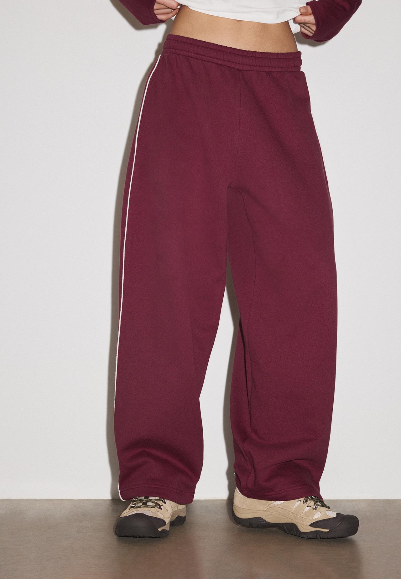 Plush joggers with contrast piping — Dark red