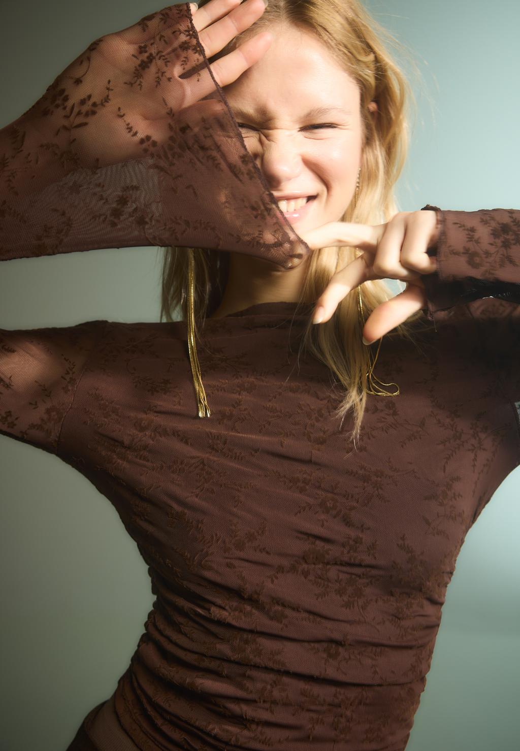 Iš dalies permatomi raukti marškinėliai su pluošteliu