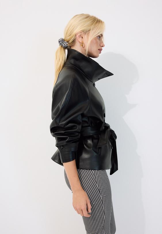 trenchcoat-aus-kunstleder-mit-stehkragen