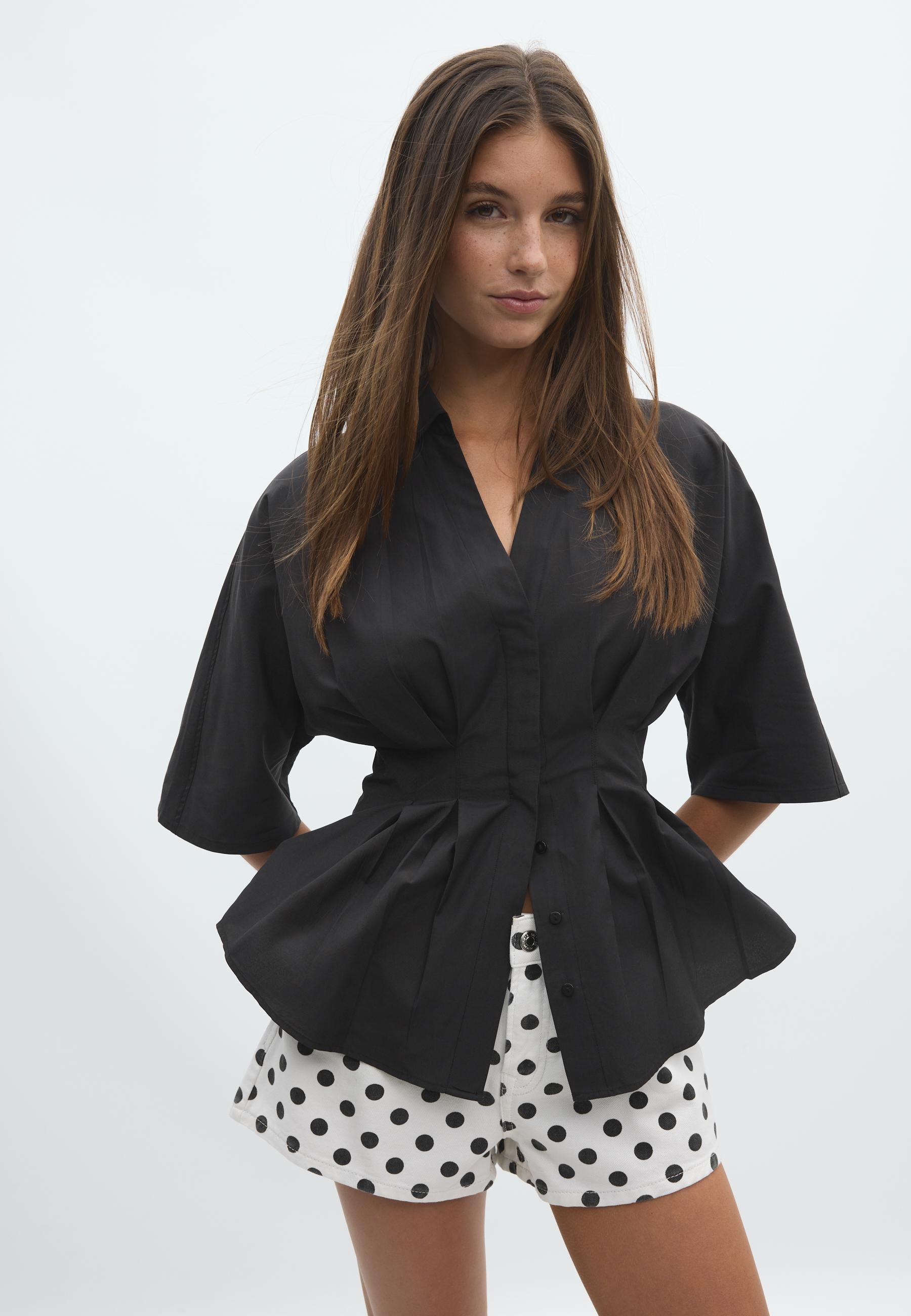 Fitted kimono sleeve shirt with pleats — Black