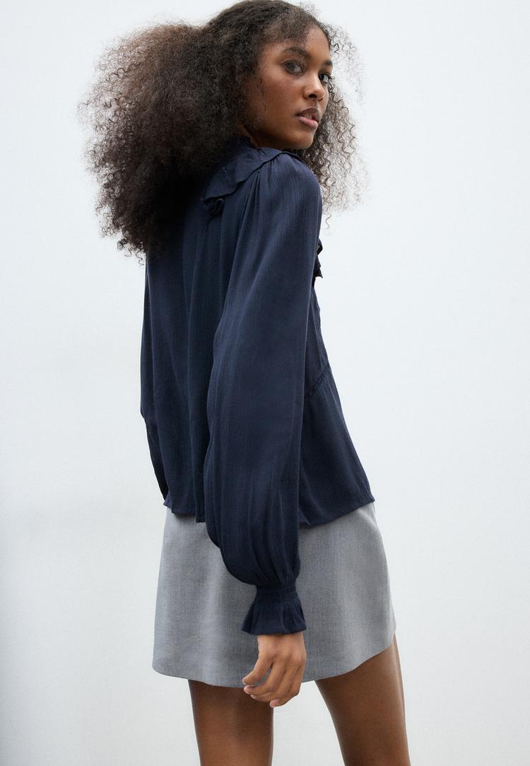 blusa com folhos e botoes