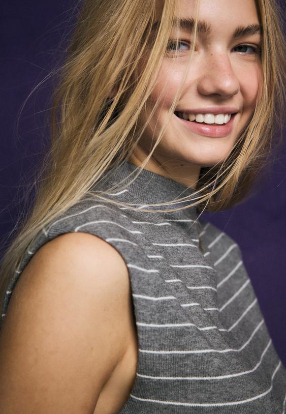 top in maglia con colletto con fascetta